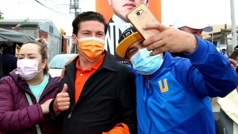 Samuel García junto a un aficionado de los Tigres