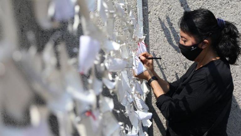 Muro improvisado a la victimas del Covid-19 en la Basílica