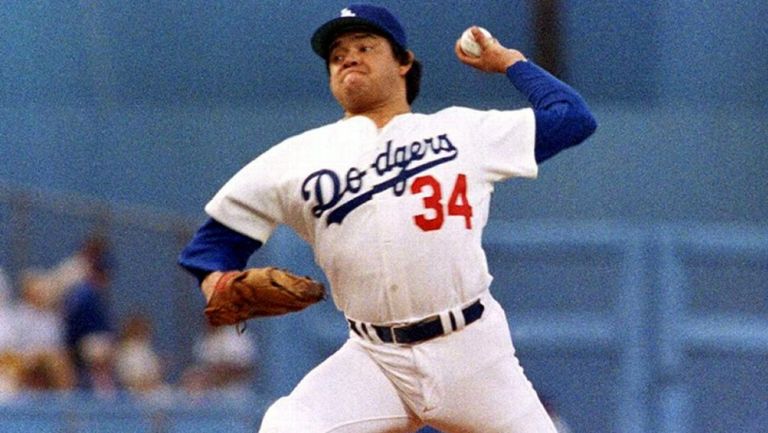 Fernando Valenzuela lanza con los Dodgers