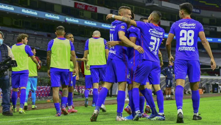 Jugadores de Cruz Azul festejan un gol en el Azteca 