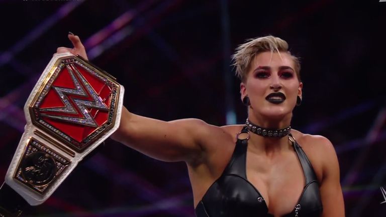 Rhea Ripley con el Raw Womens Champion en mano