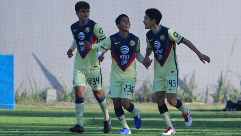 Jugadores de la Sub 17 de América, en festejo de gol