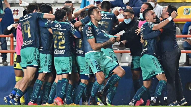 Jugadores de Puebla festejan un gol