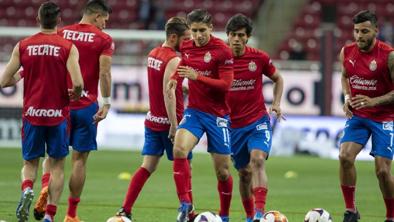 Jugadores de Chivas durante un calentamiento en el Akron 