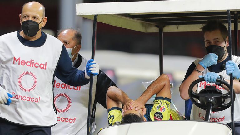 América: Chucho López sufrió grave lesión tras brutal entrada en juego vs Olimpia
