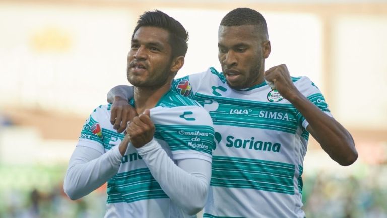 Aguirre festeja el gol de Santos 