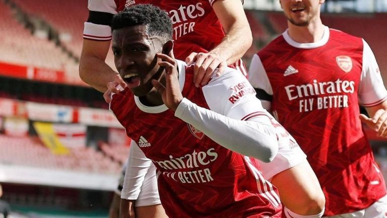 Edward Nketiah celebra gol con el Arsenal