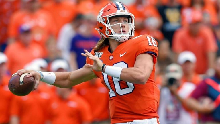 Lawrence lanza el ovoide en un juego de Clemson