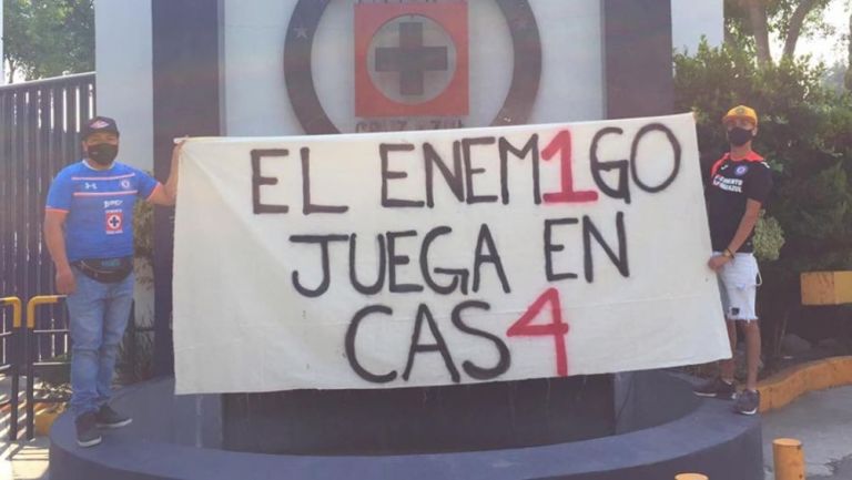 Aficionados de Cruz Azul con pancartas en las instalaciones de La Noria