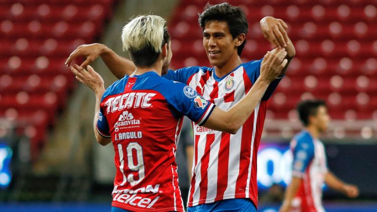 JJ Macías festeja un gol con Angulo en el Akron 