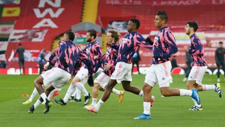 Jugadores del Real Madrid calentando previo al duelo ante el Liverpool