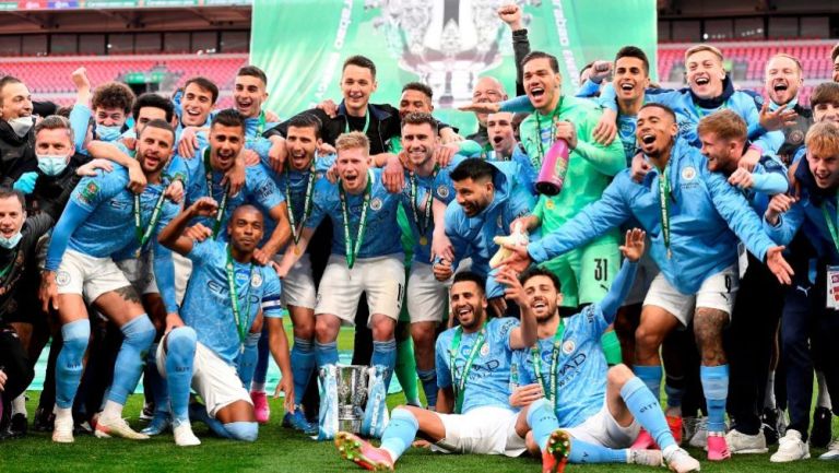 Jugadores del Manchester City con el título de la Copa de Liga