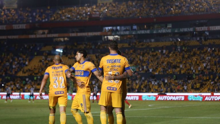 Jugadores de Tigres celebran un gol