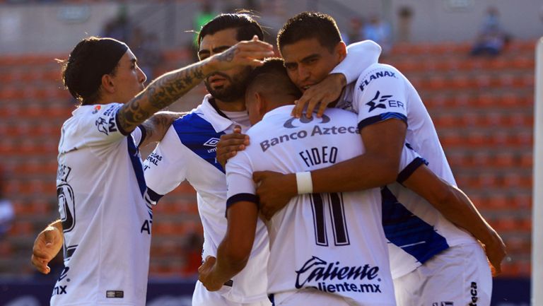 Jugadores de Puebla festejan un gol