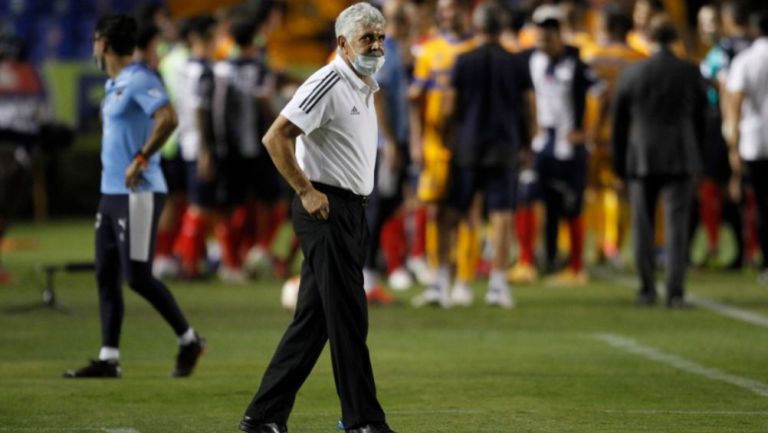 Ricardo Ferretti durante el Clásico Regio