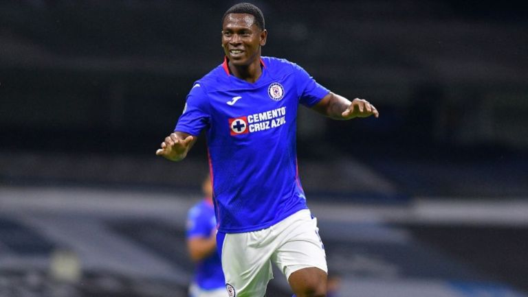 Bryan Angulo durante un partido de Cruz Azul