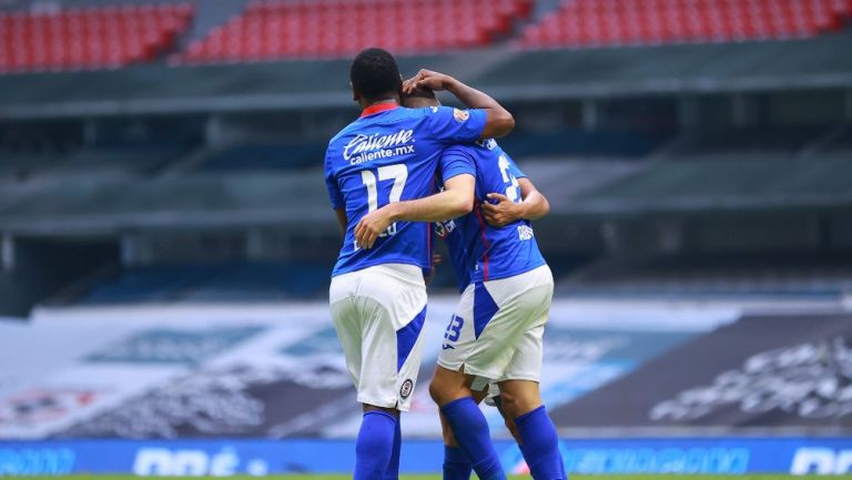 Jugadores de Cruz Azul celebran una anotación