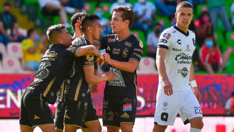 Jugadores de León festejando un gol a favor