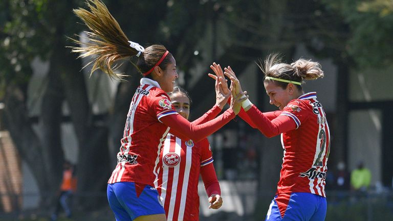 Joseline Montoya festeja un gol con Alicia Cervantes