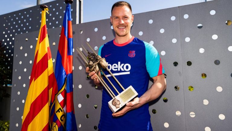 Ter Stegen posa con el Premio Memorial Aldo Rovira