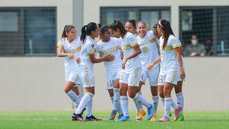 Tigres Femenil en festejo de gol