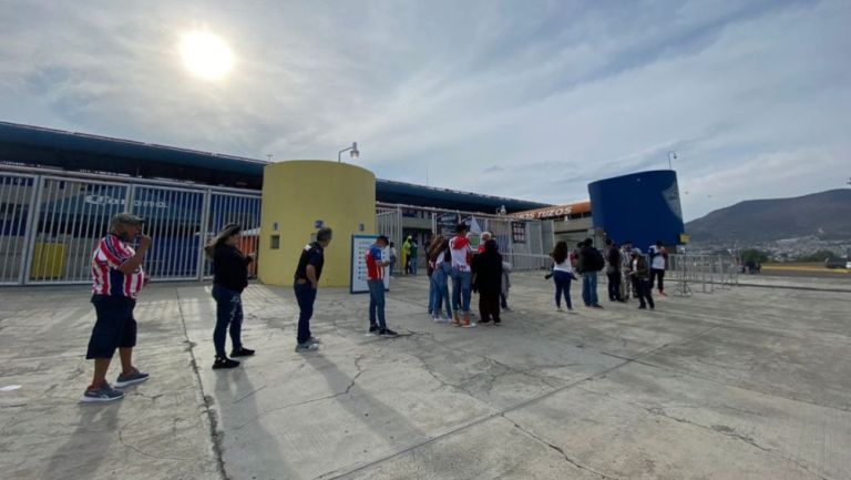 Aficionados a las afueras del Estadio Hidalgo esperando comprar boletos