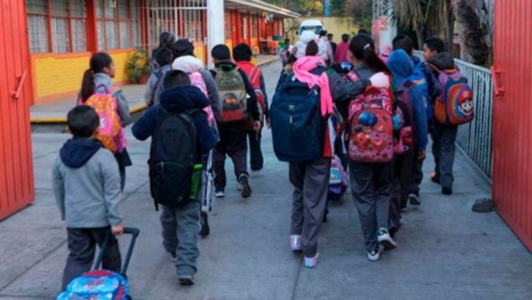 Niños entrando a su escuela 
