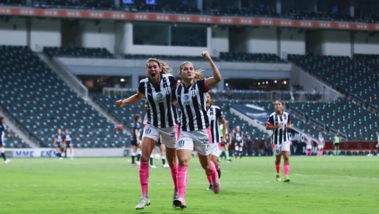 Jugadoras de Rayadas celebran un gol vs Pumas