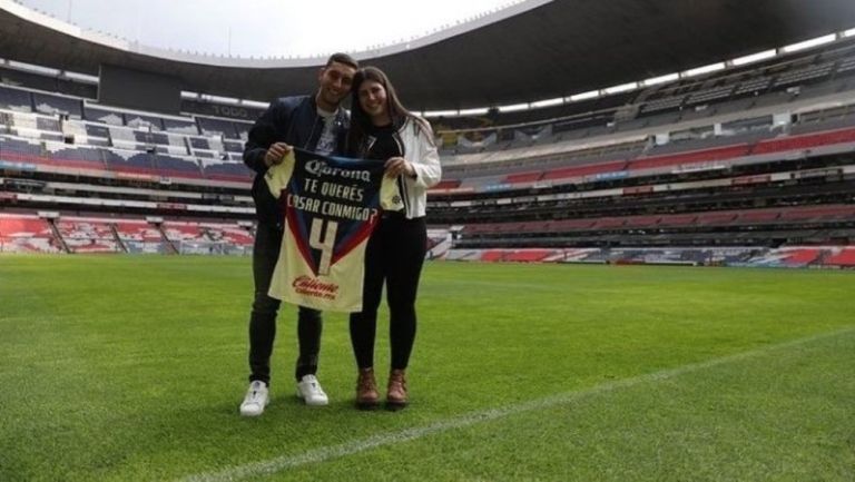 El zaguero de las Águilas se comprometió con su novia con el Coloso de Santa Úrsula de testigo