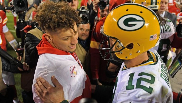 Mahomes y Rodgers se saludan después de un partido