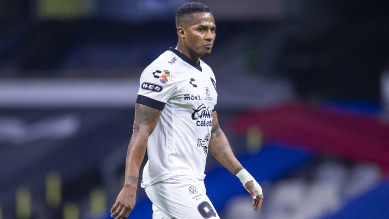 Antonio Valencia durante un duelo con Gallos 