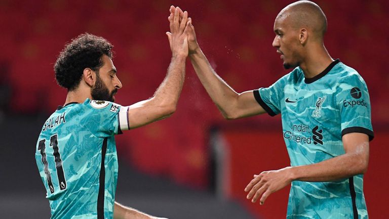 Salah y Fabinho se felicitan tras el tanto del egipcio