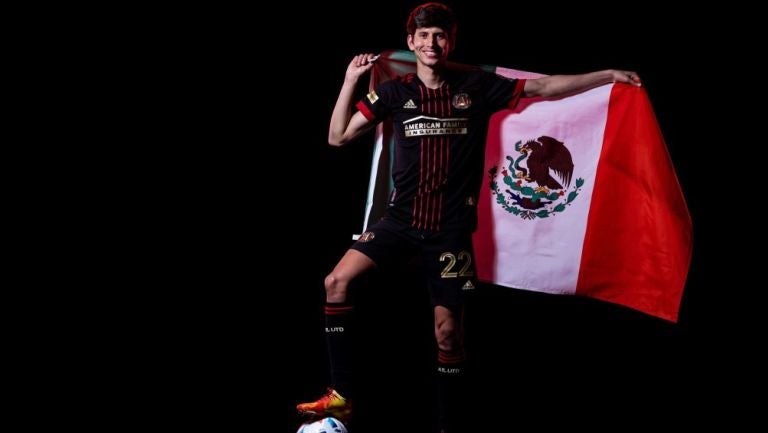 Jürgen Damm posa con el uniforme del Atlanta United y la bandera de México