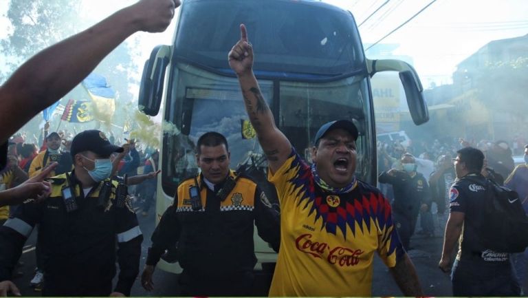 Aficionados del América recibiendo al equipo