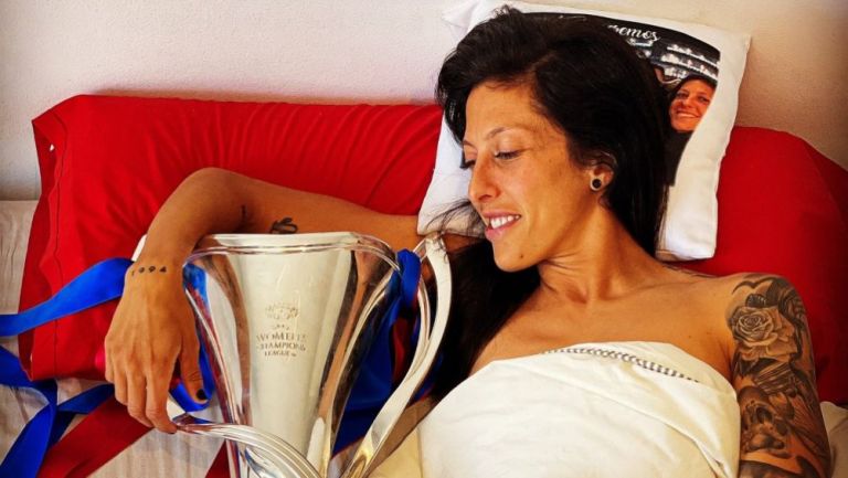 Jenni Hermoso con el trofeo de Champions League