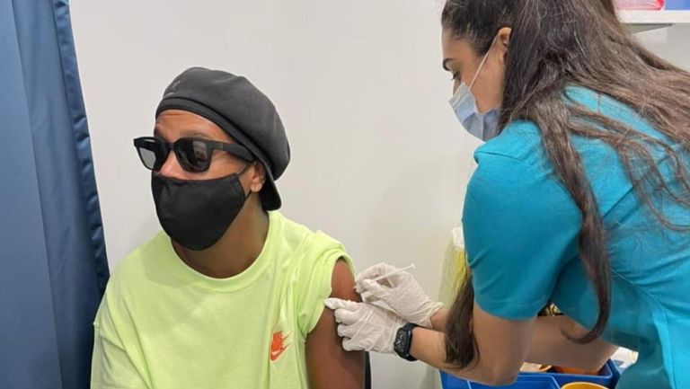 Ronaldinho presumió que ya fue vacunado contra el Coronavirus