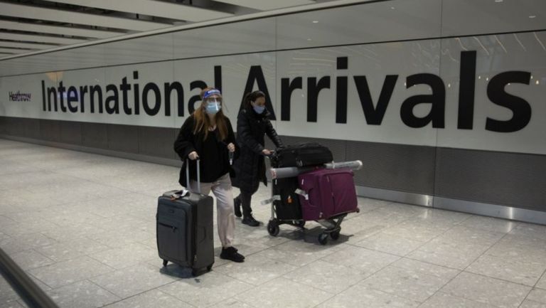 Viajeros en pandemia en el aeropuerto 