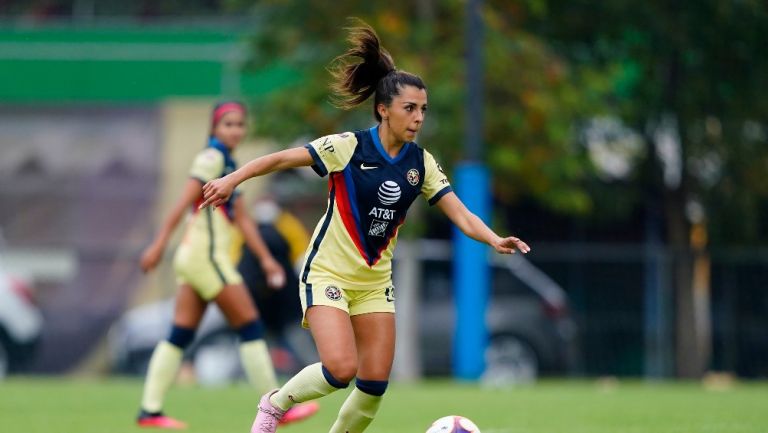 Jennifer Muñoz durante un partido con América