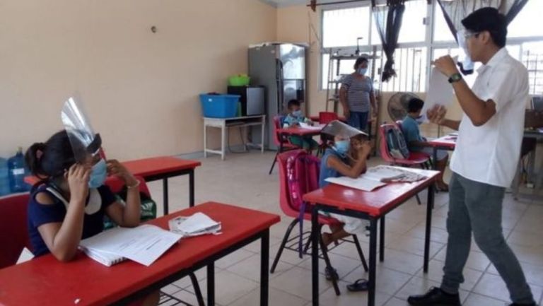 Alumnos tomando clase en una escuela de Campeche