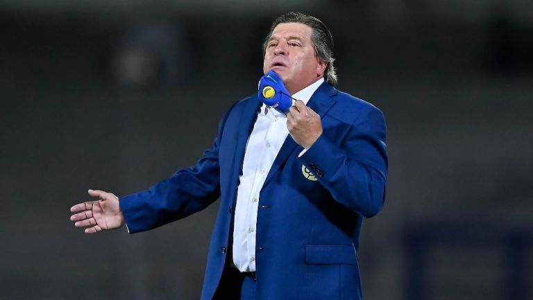 Miguel Herrera durante un partido con América