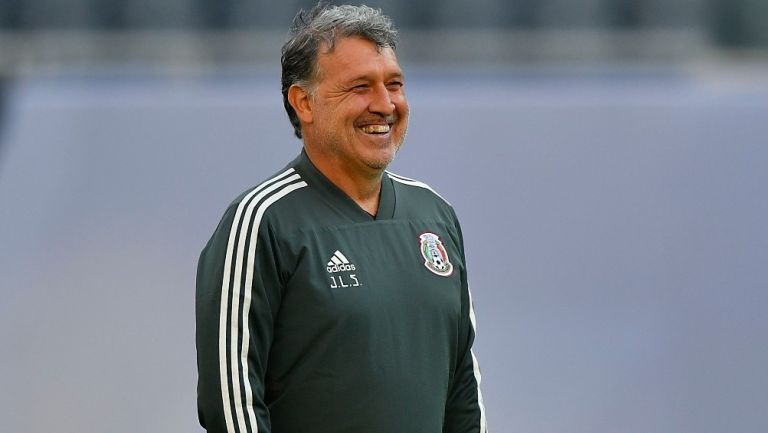 Tata Martino sonríe en un entrenamiento de la Selección Mexicana