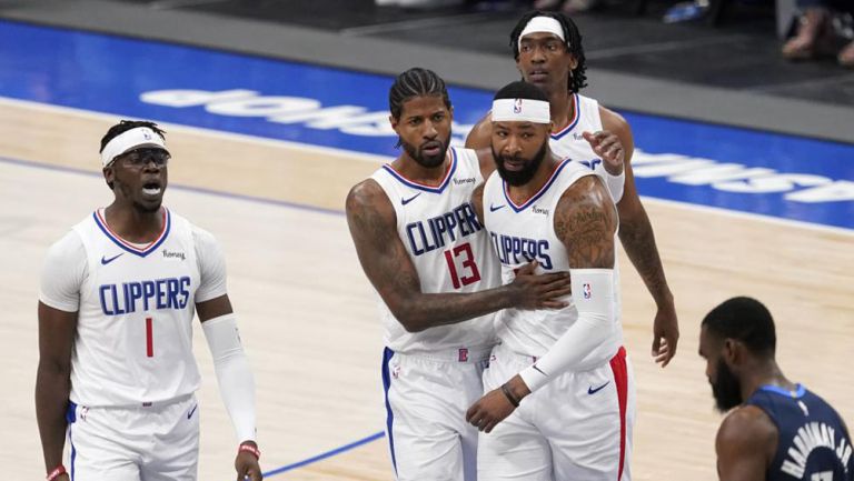Jugadores de los Clippers celebran una canasta