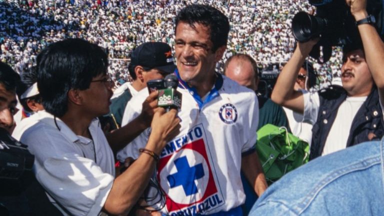 Carlos Hermosillo tras ganar el último título de liga de Cruz Azul