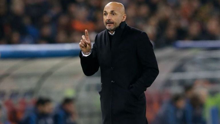 Luciano Spalletti da indicaciones en un duelo de Serie A 