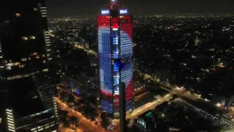 La Torre BBVA con los colores de Cruz Azul