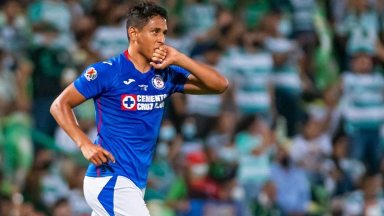 Luis Romo en festejo con Cruz Azul