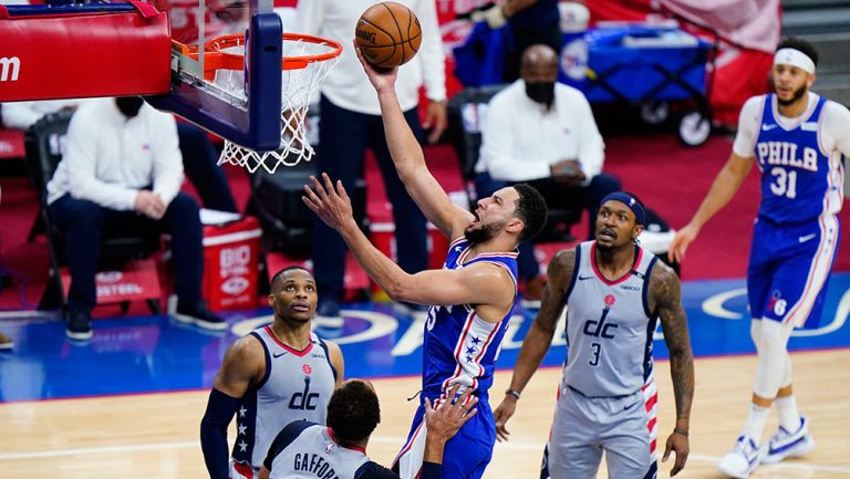 Simmons intenta colarse al aro para anotar