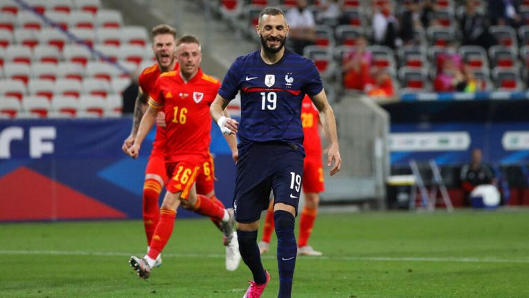 Francia: Karim Benzema falló un penalti en su reaparición con la selección