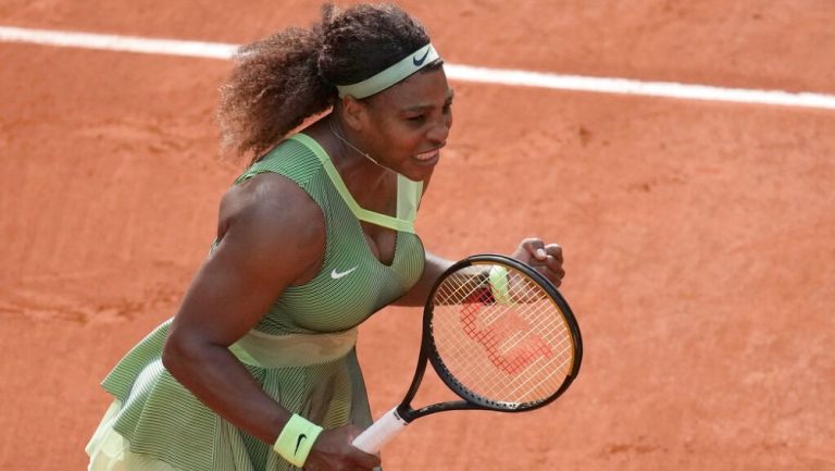 Serena Williams celebra pase a Octavos en Roland Garros