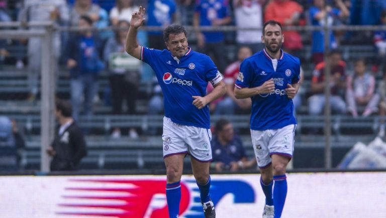 Cruz Azul: Carlos Hermosillo recibió playera conmemorativa por el título Guardianes 2021